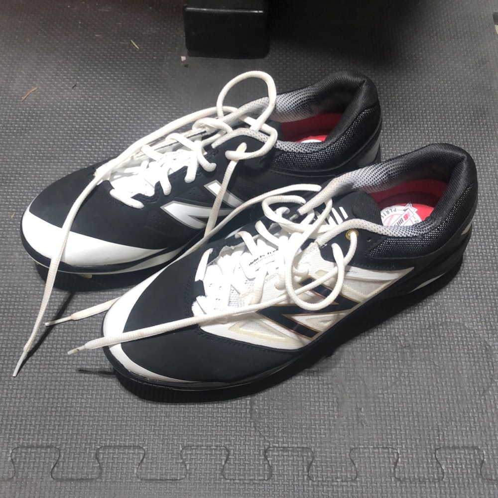 New Balance – Black/White Low 4040v3 Baseball Spikes (L4040BW3)